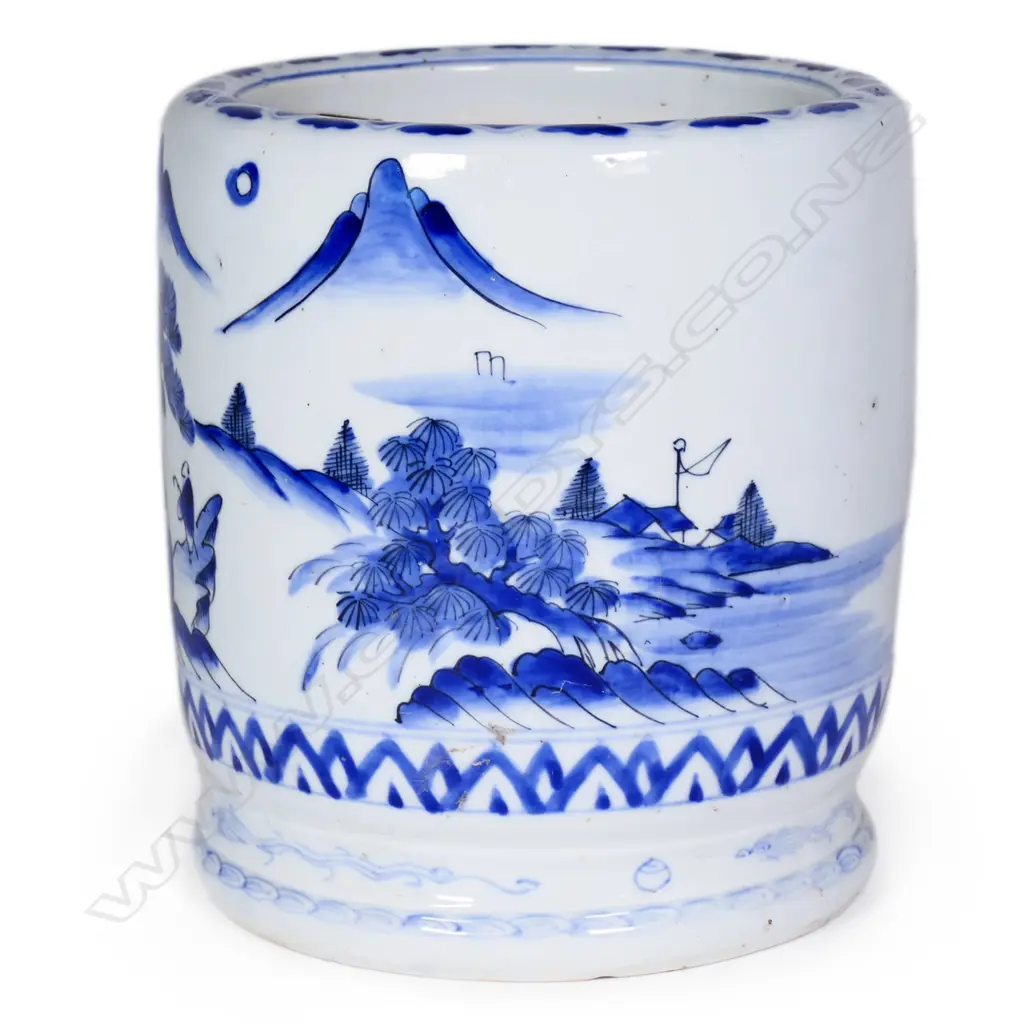 A small Japanese hand-painted blue and white hibachi/pot, Image 1++