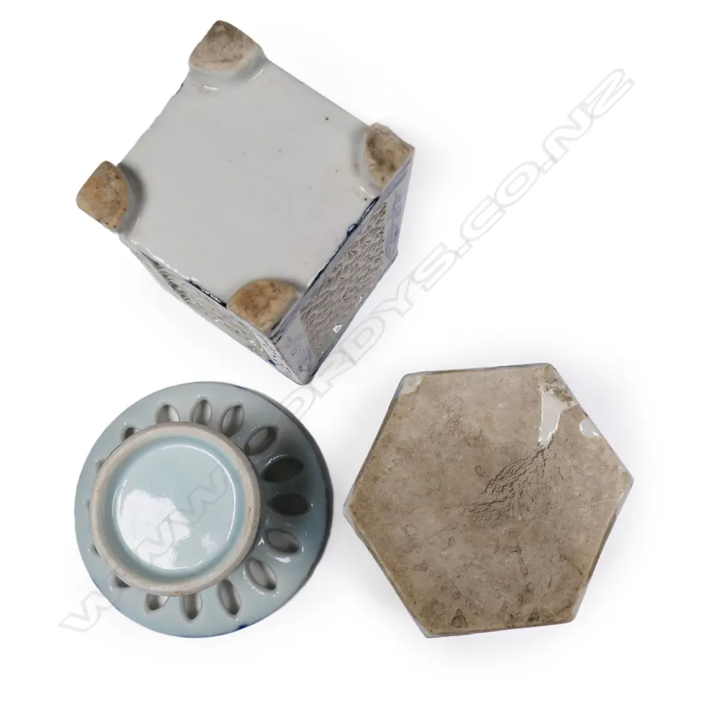 Three antique blue and white porcelain containers, Image 1++