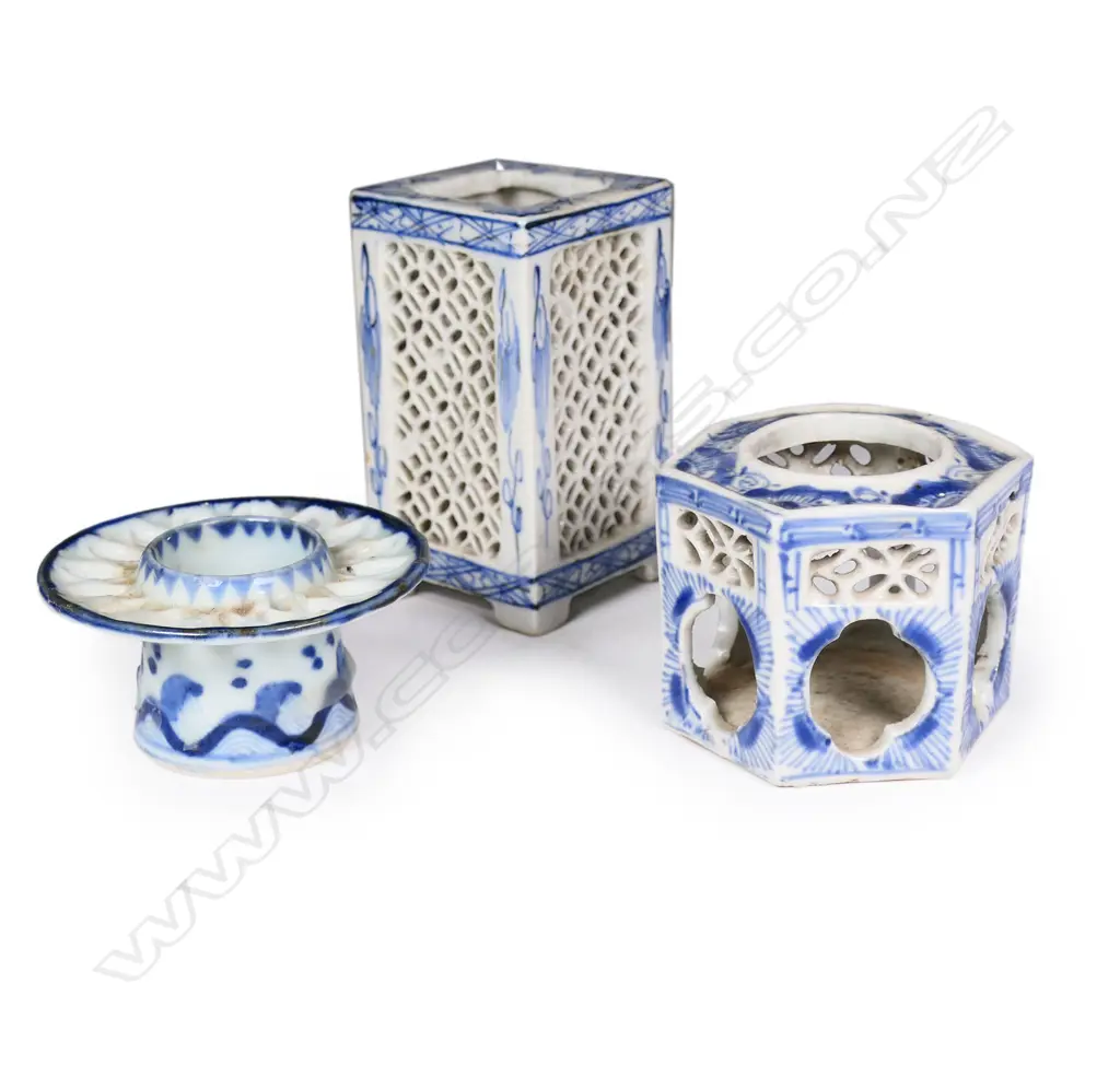 Three antique blue and white porcelain containers, Image 1++
