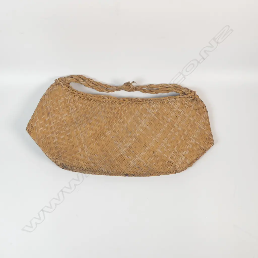 A woven Kete, Image 1++