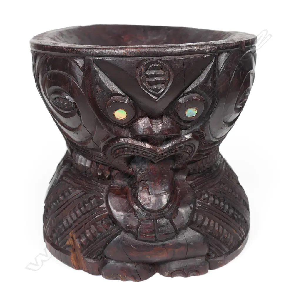 A 20thC Māori carved kumete Image 1++