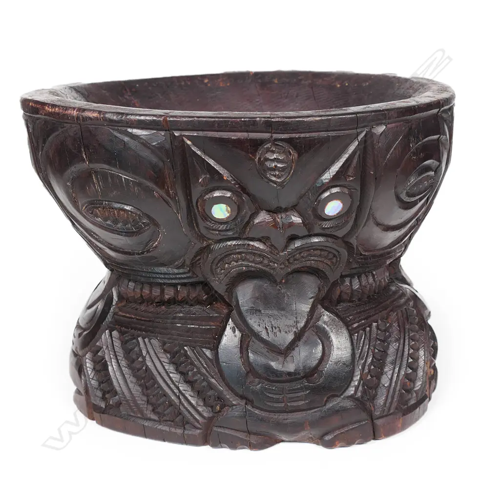 A 20thC Māori carved kumete Image 1++