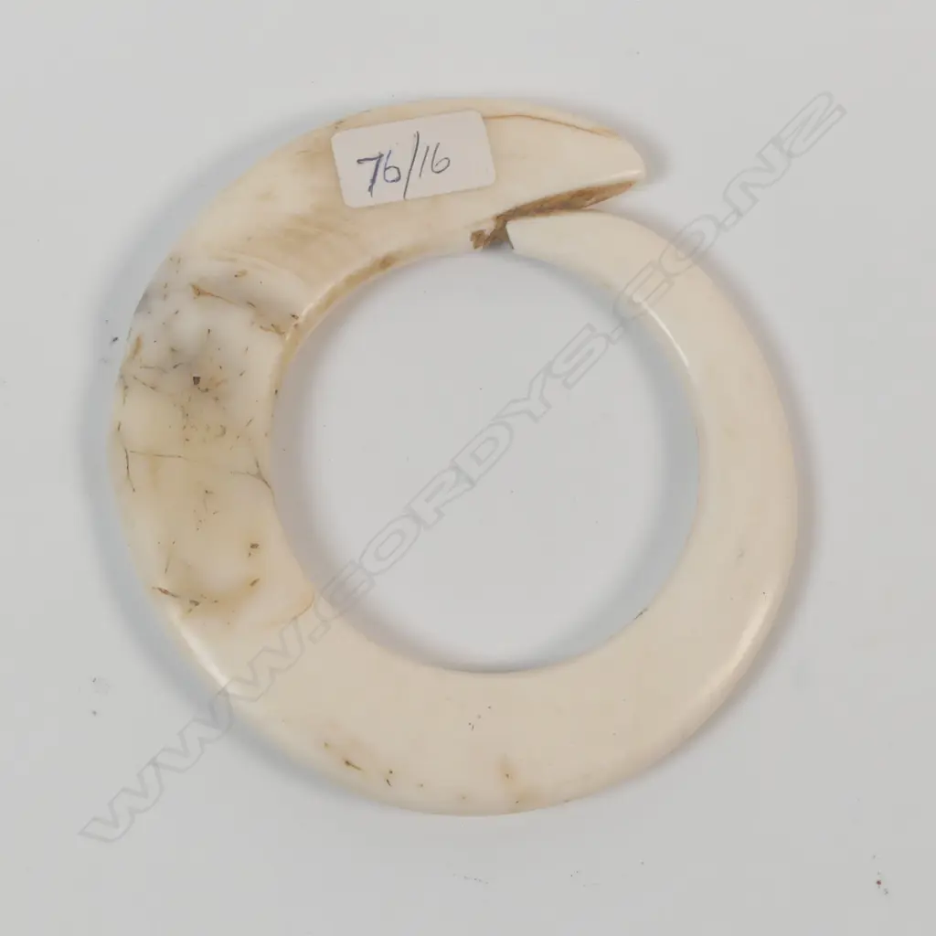 A tridacna armlet, Image 1++