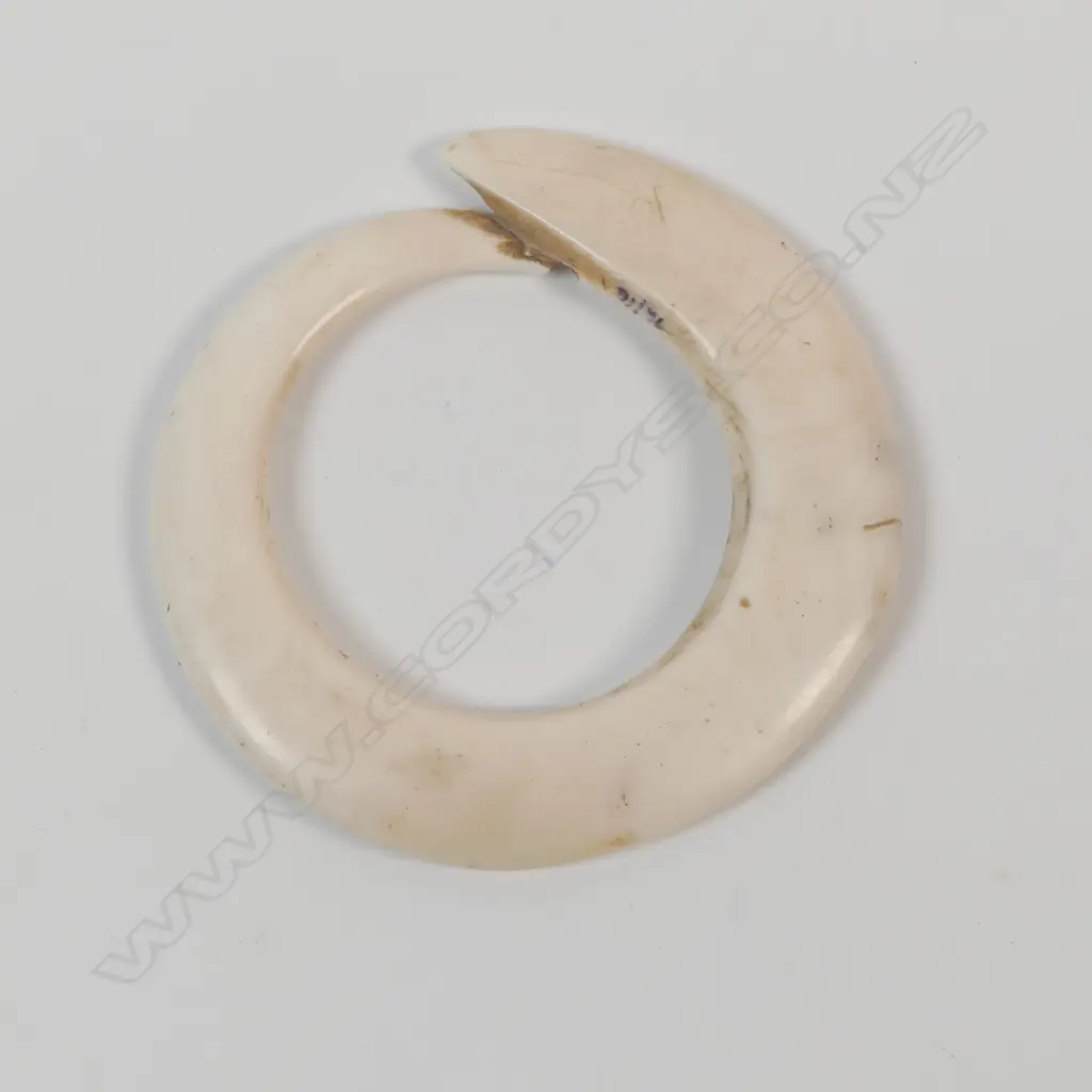 A tridacna armlet, Image 1++
