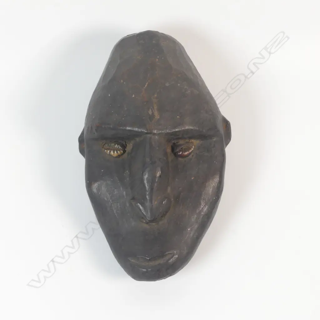 A carved wooden head, Image 1++