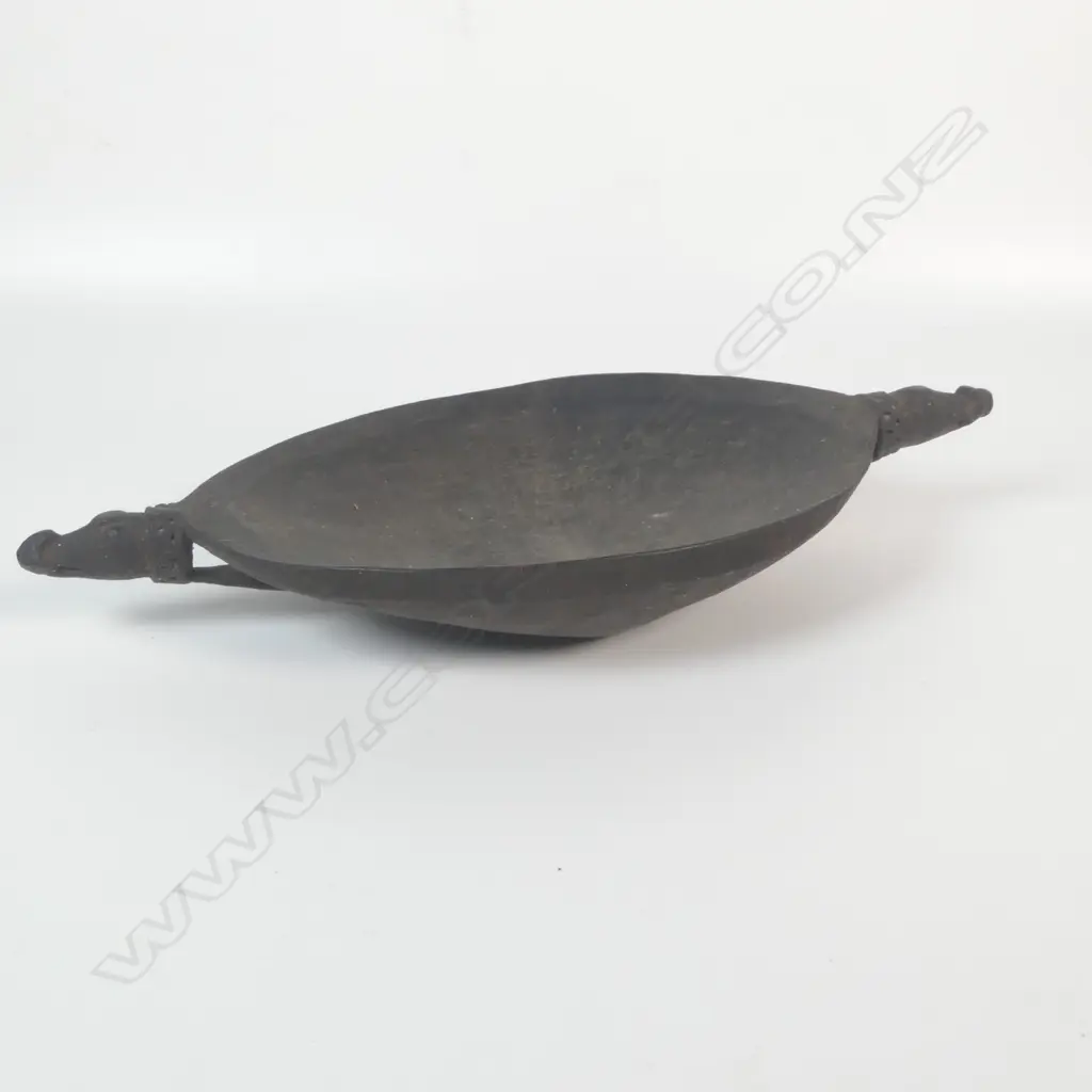 A Papua New Guinea carved bowl Image 1++