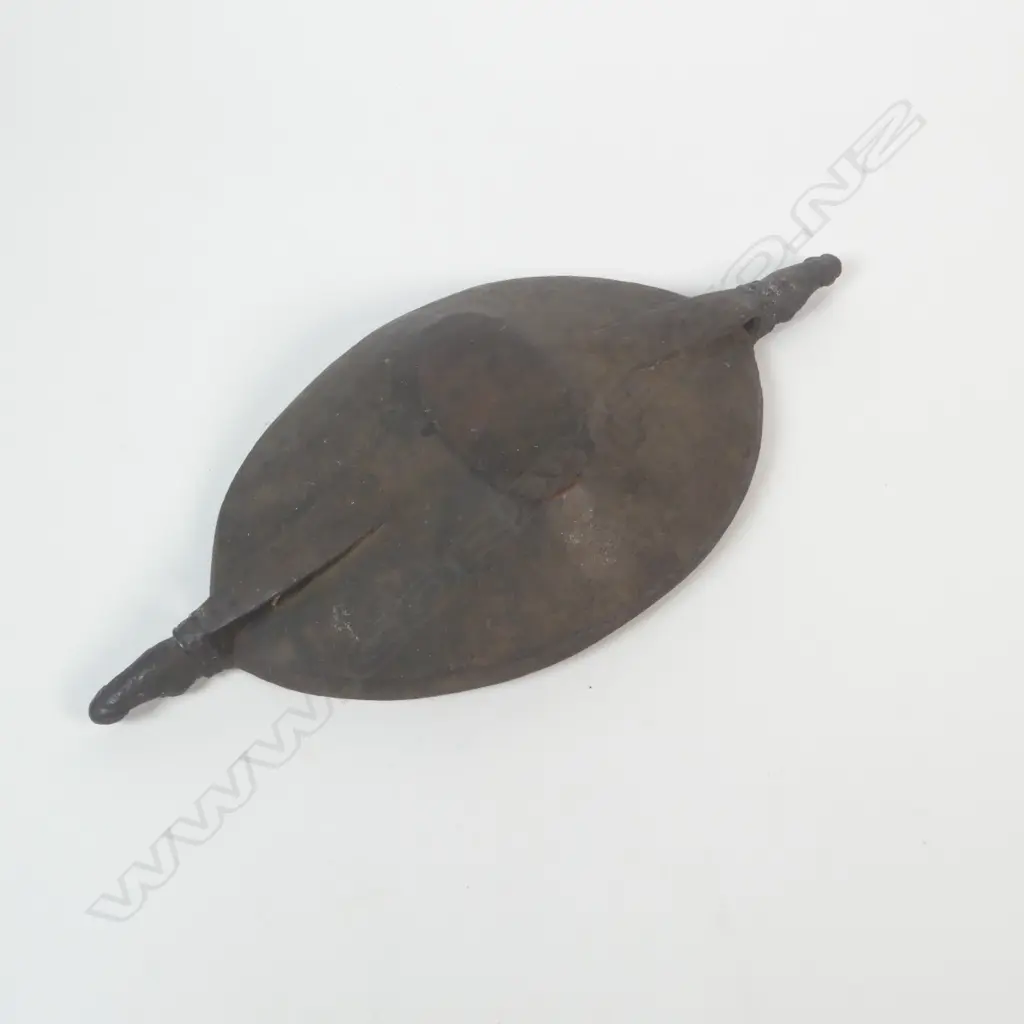 A Papua New Guinea carved bowl Image 1++