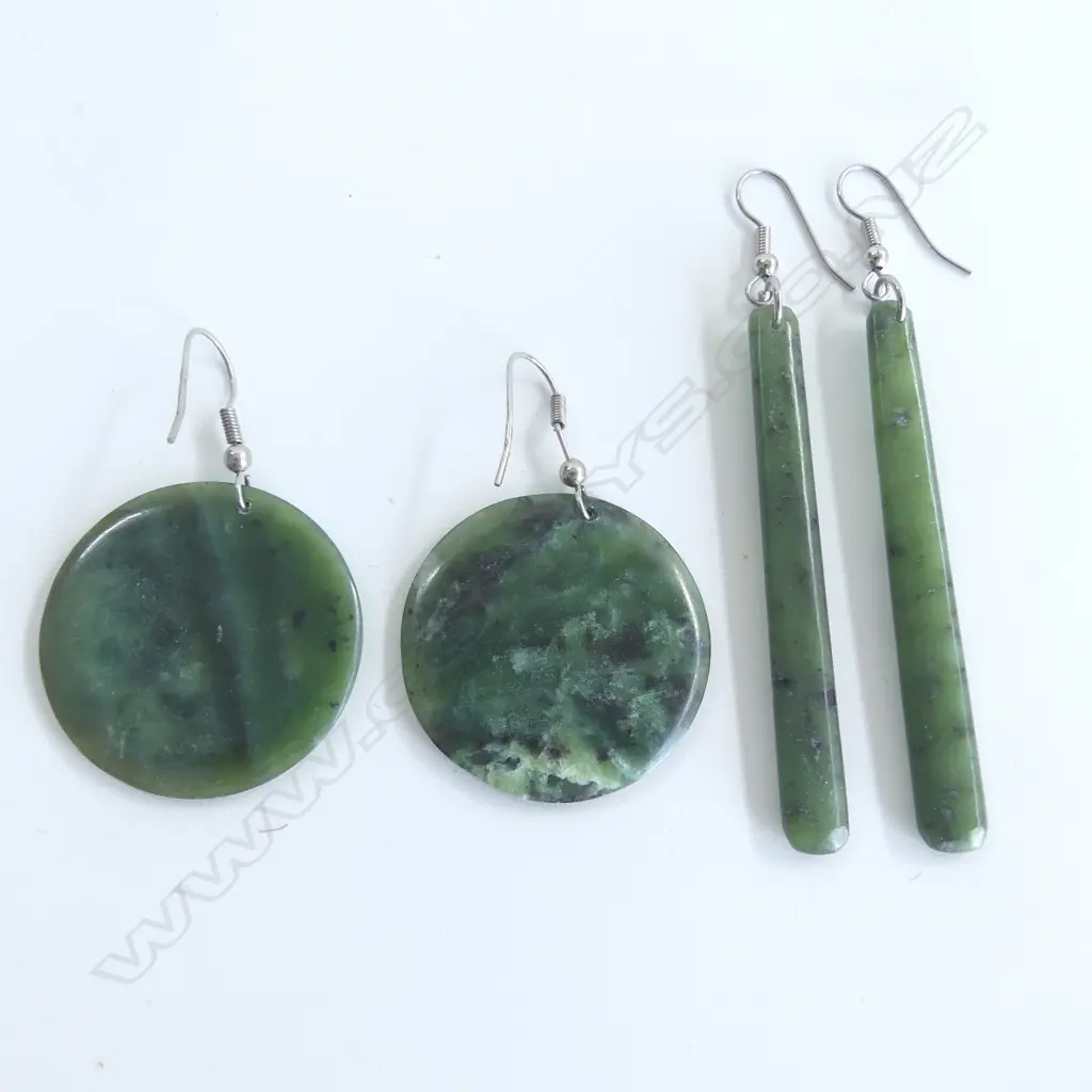 2 pairs of pounamu earrings: pr discs Dia.36mm + long tapered pair L.66mm Image 1++