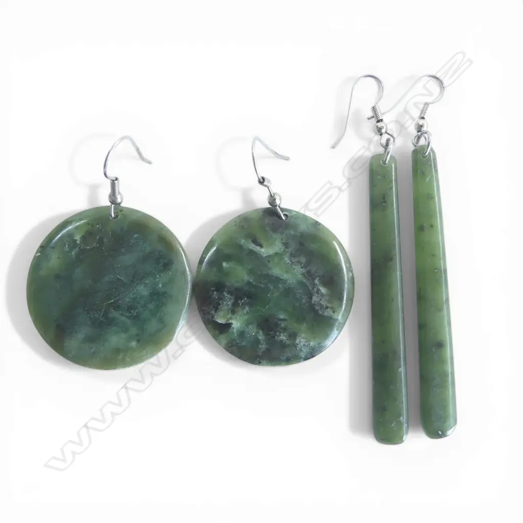 2 pairs of pounamu earrings: pr discs Dia.36mm + long tapered pair L.66mm Image 1++