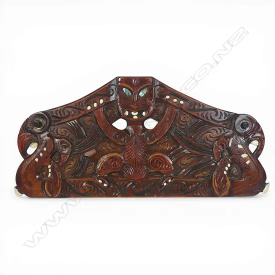 Late 20thC rimu carved pare (door lintel),