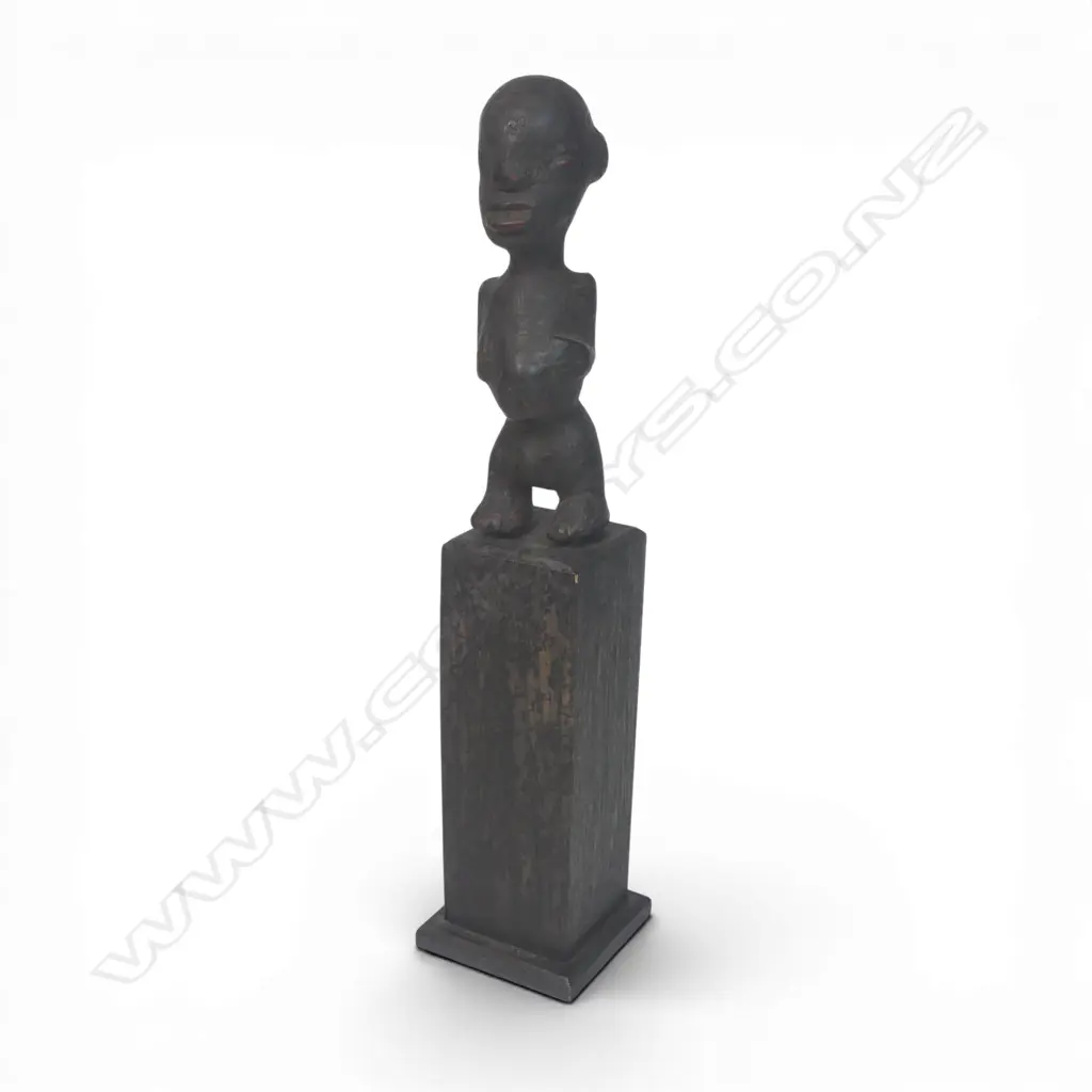An African carved figure, Image 1++