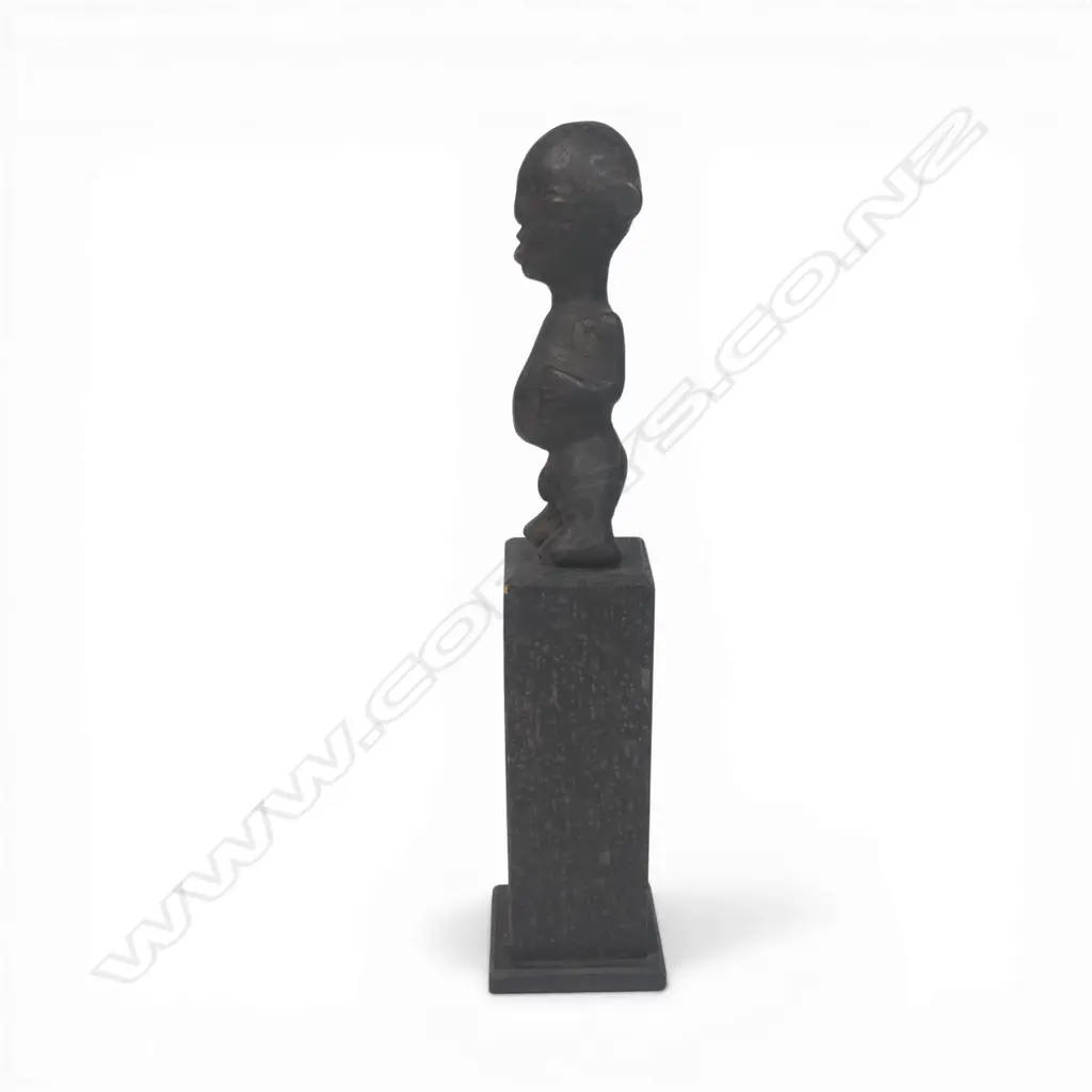 An African carved figure, Image 1++