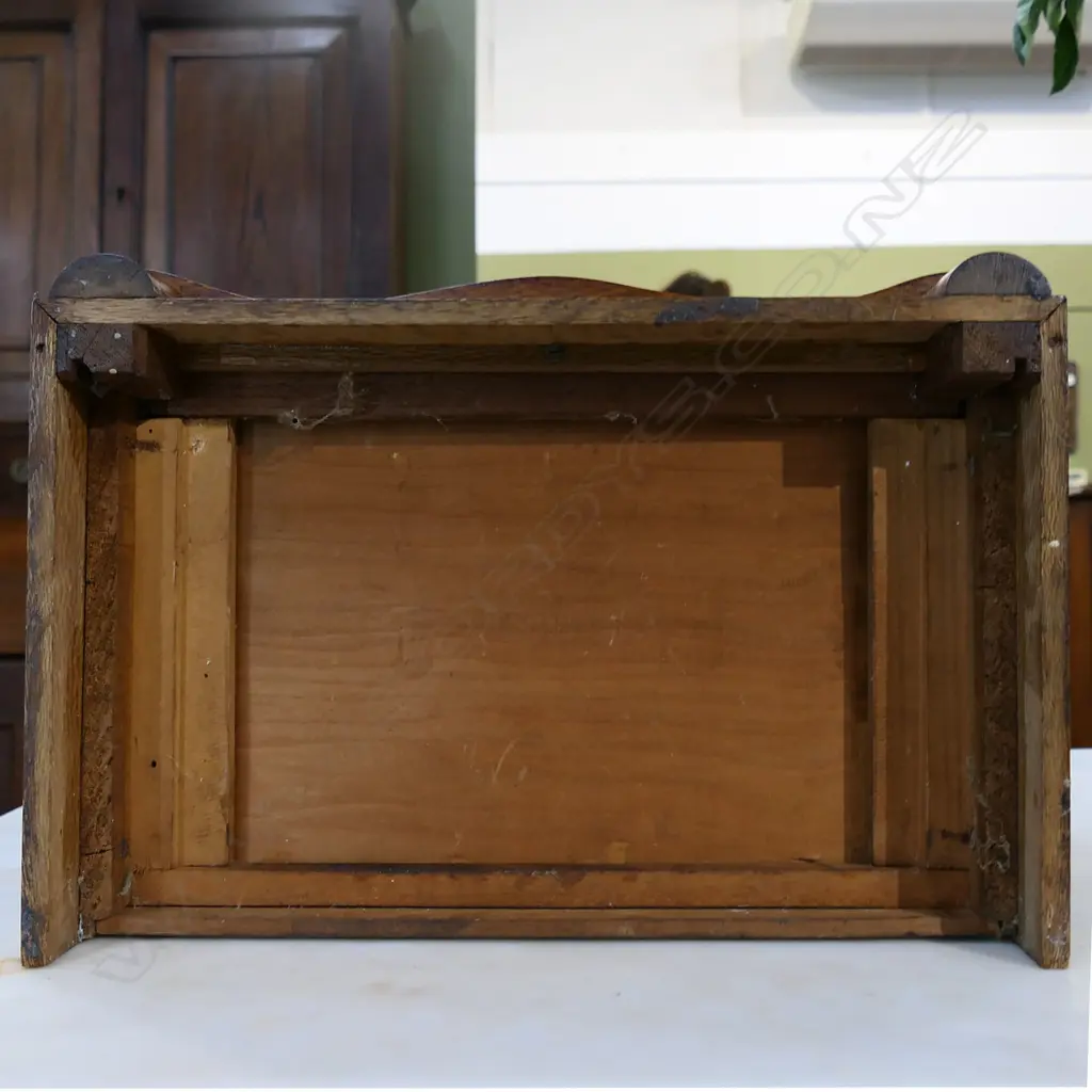 A good New Zealand colonial woods apprentice chest, Image 1++