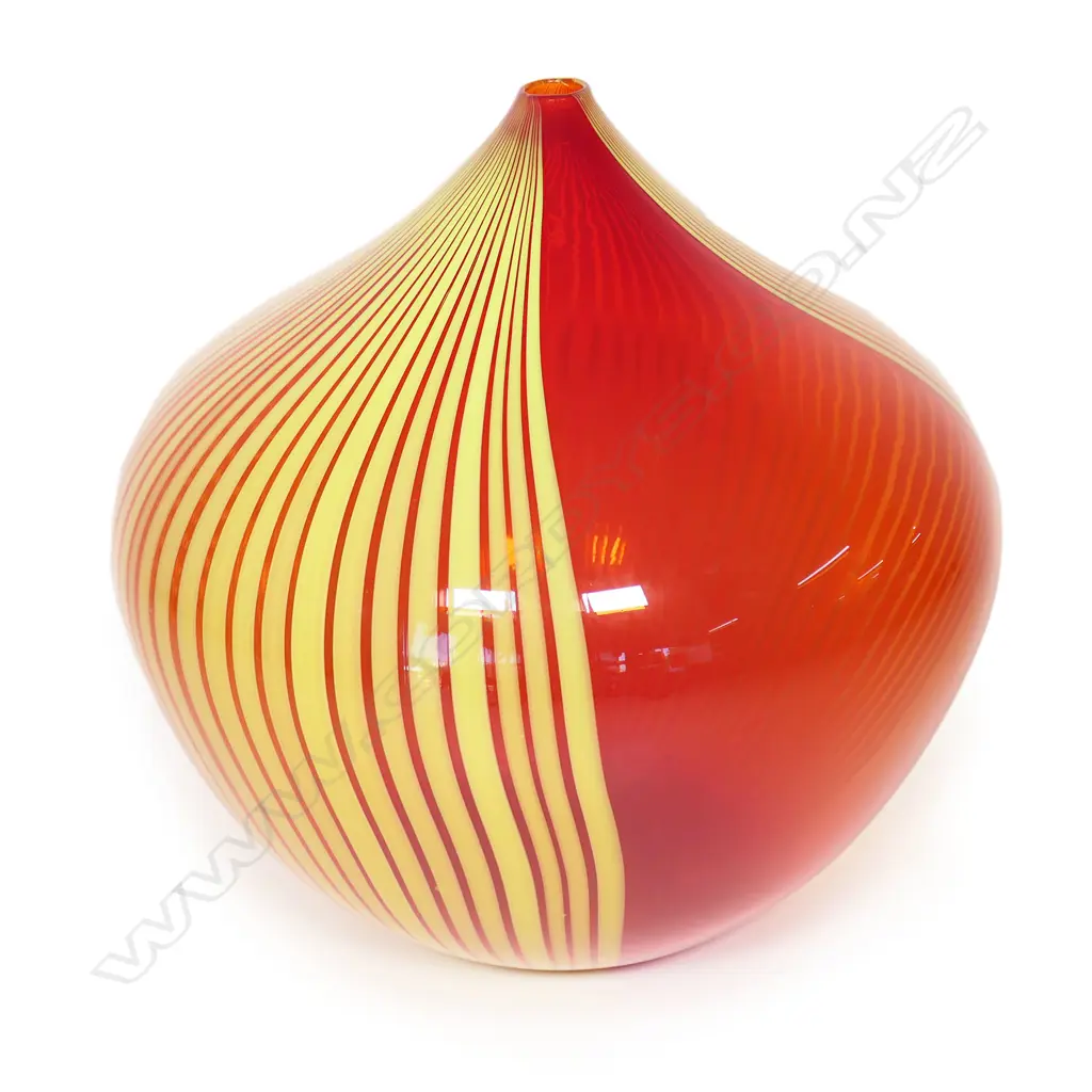 A large Garry Nash art glass vase, Image 1++