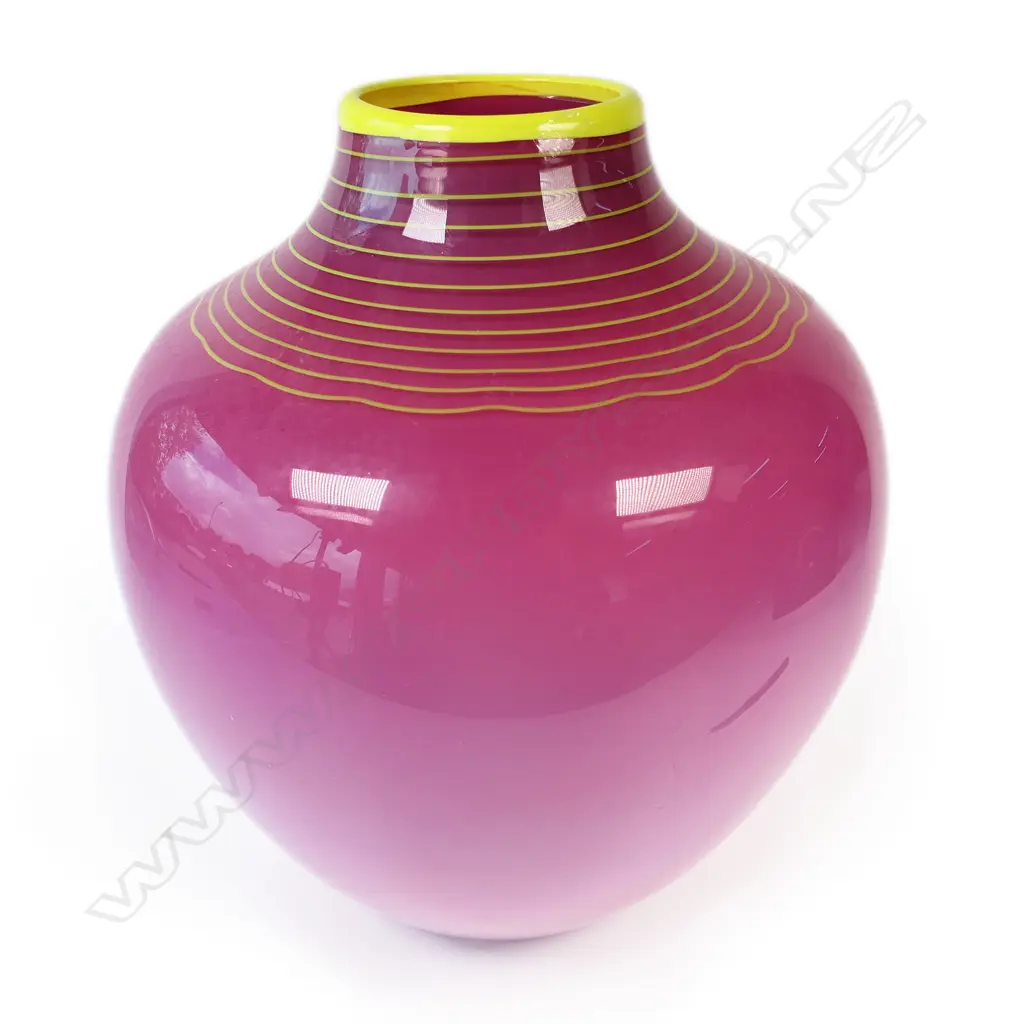 A large Garry Nash vase, Image 1++