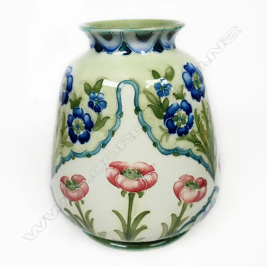 A MacIntyre vase, Image 1++