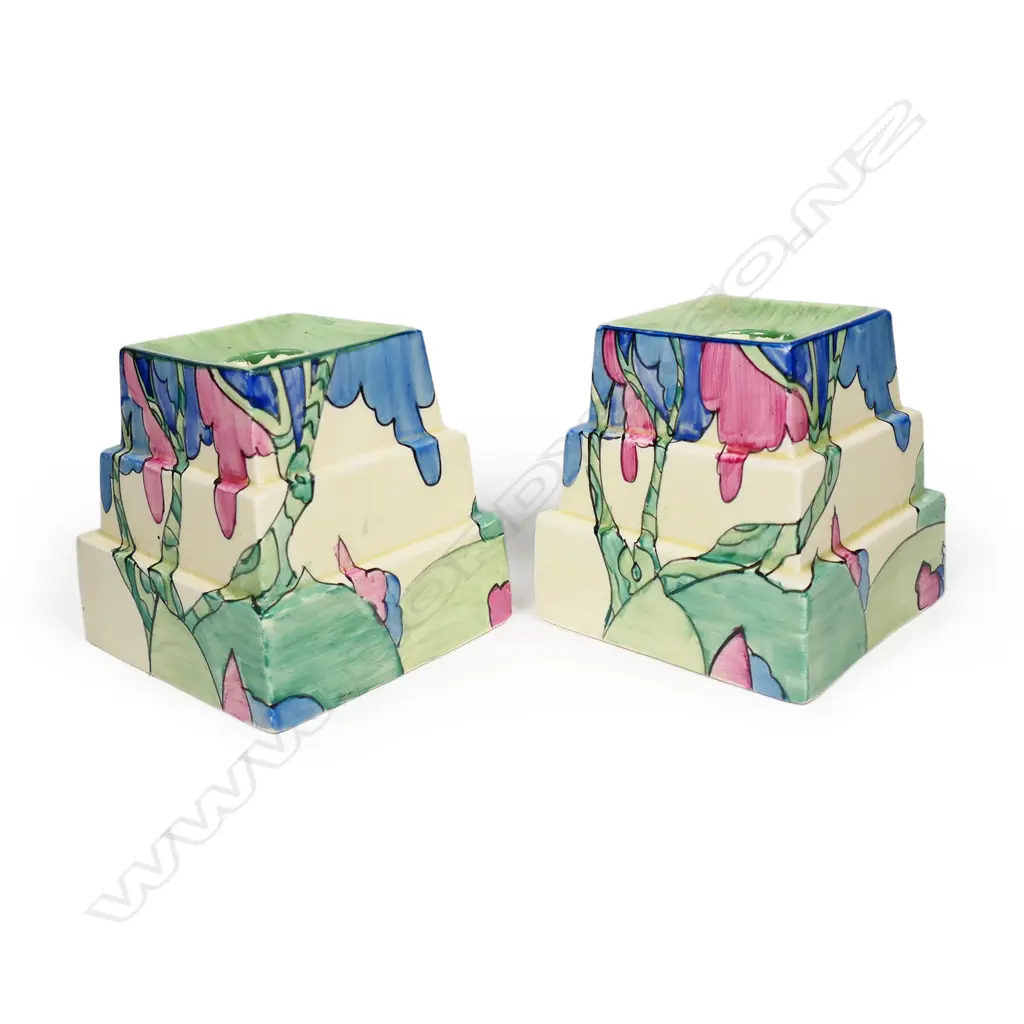 A pair of Clarice Cliff Bizarre 'Rudyard' candlesticks, Image 1++