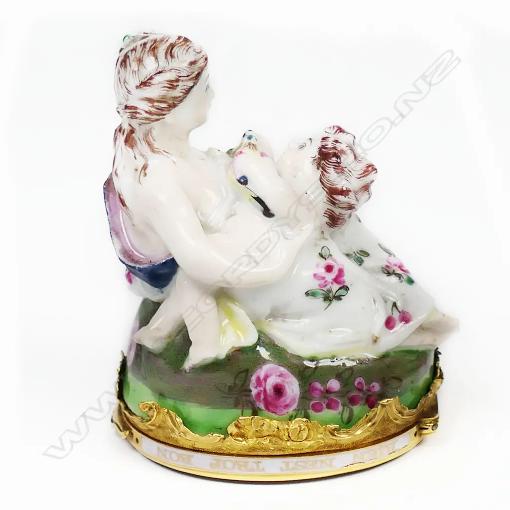 A rare 18thC French Saint Cloud gold mounted porcelain and hardstone snuff box, Image 1++