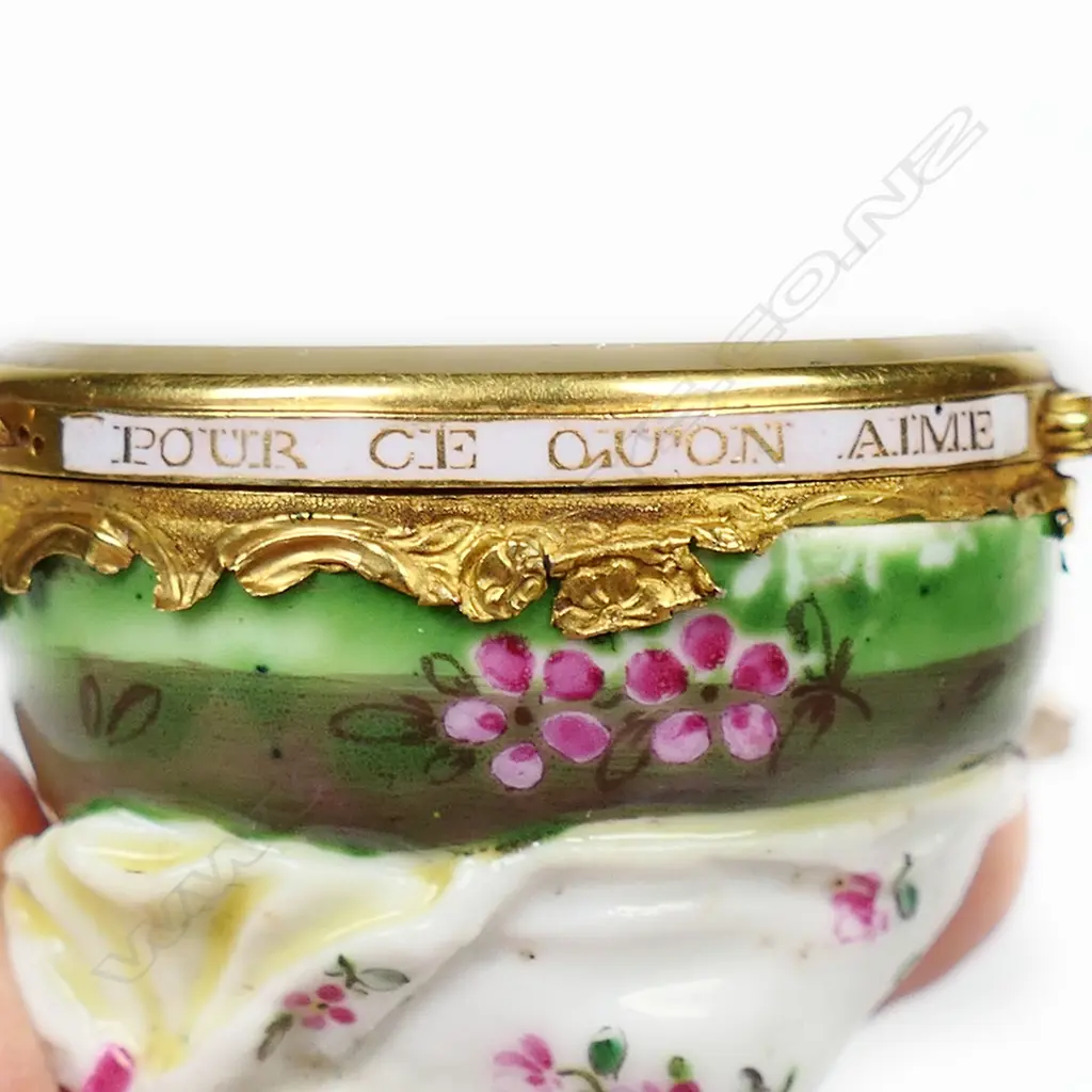 A rare 18thC French Saint Cloud gold mounted porcelain and hardstone snuff box, Image 1++