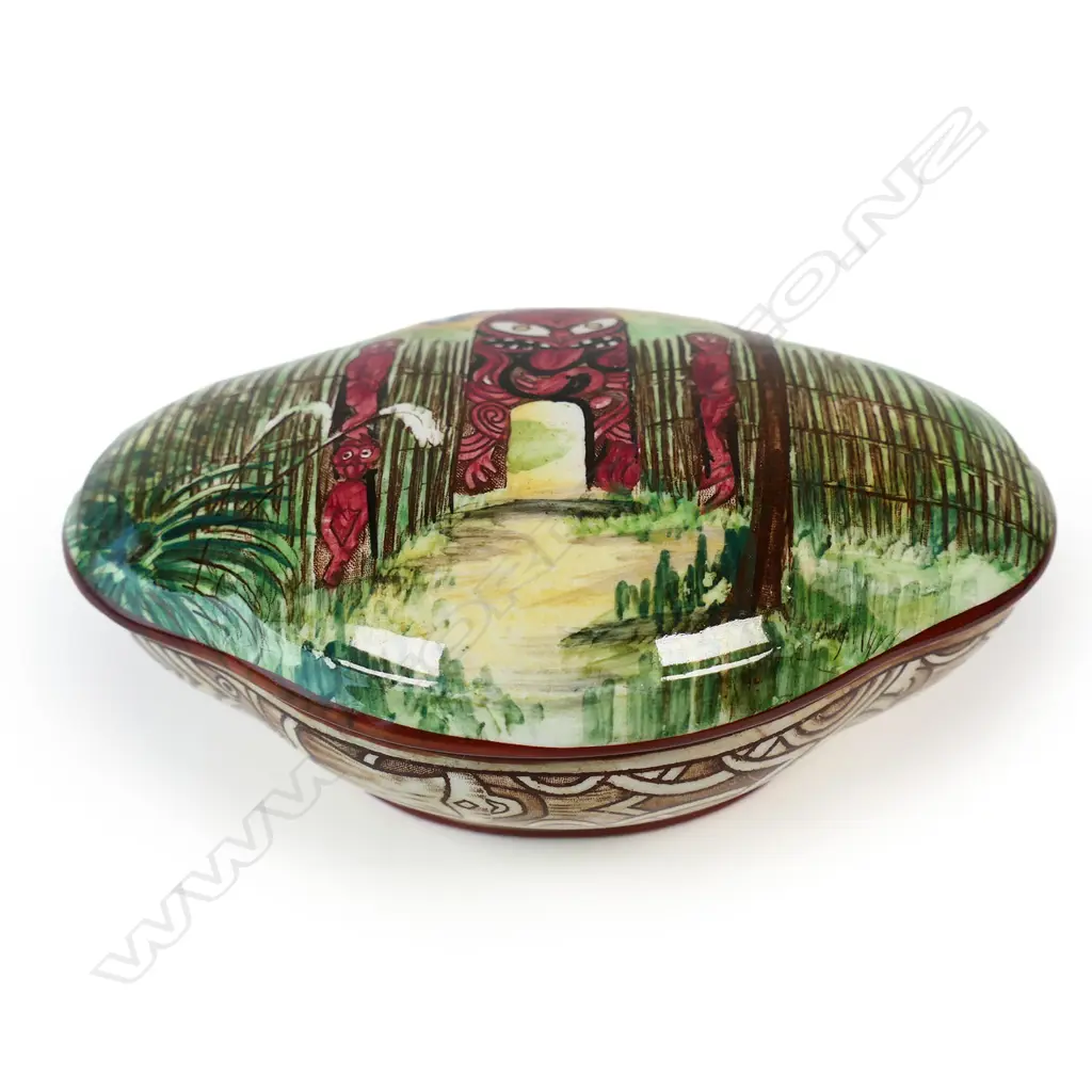 A Royal Winton 'Maoriland' lidded trinket box, Image 1++