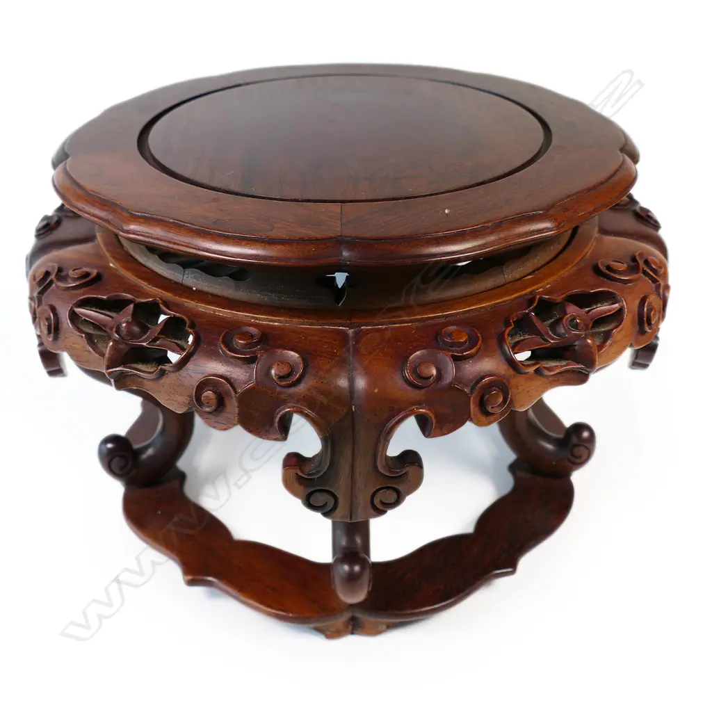 A Chinese rosewood vase stand, Image 1++