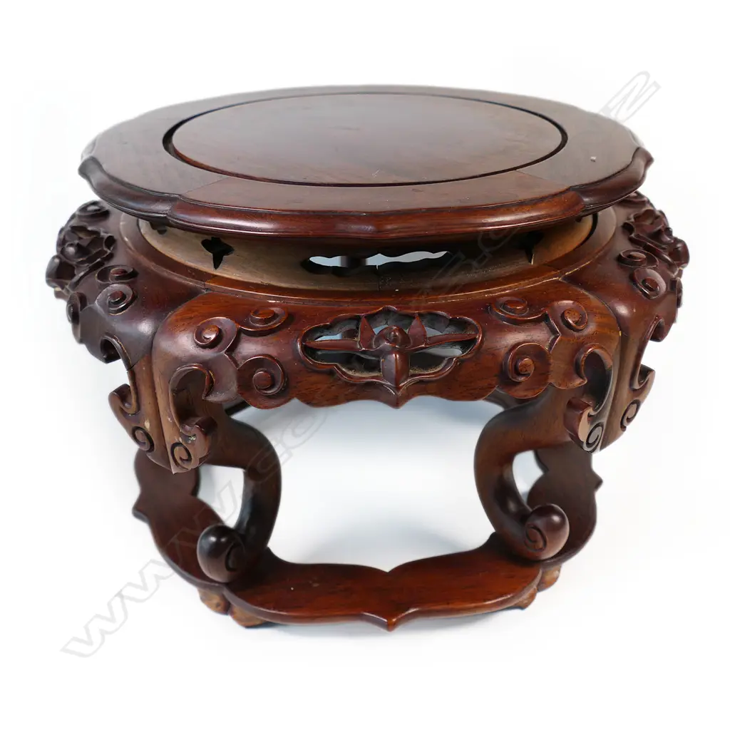 A Chinese rosewood vase stand, Image 1++