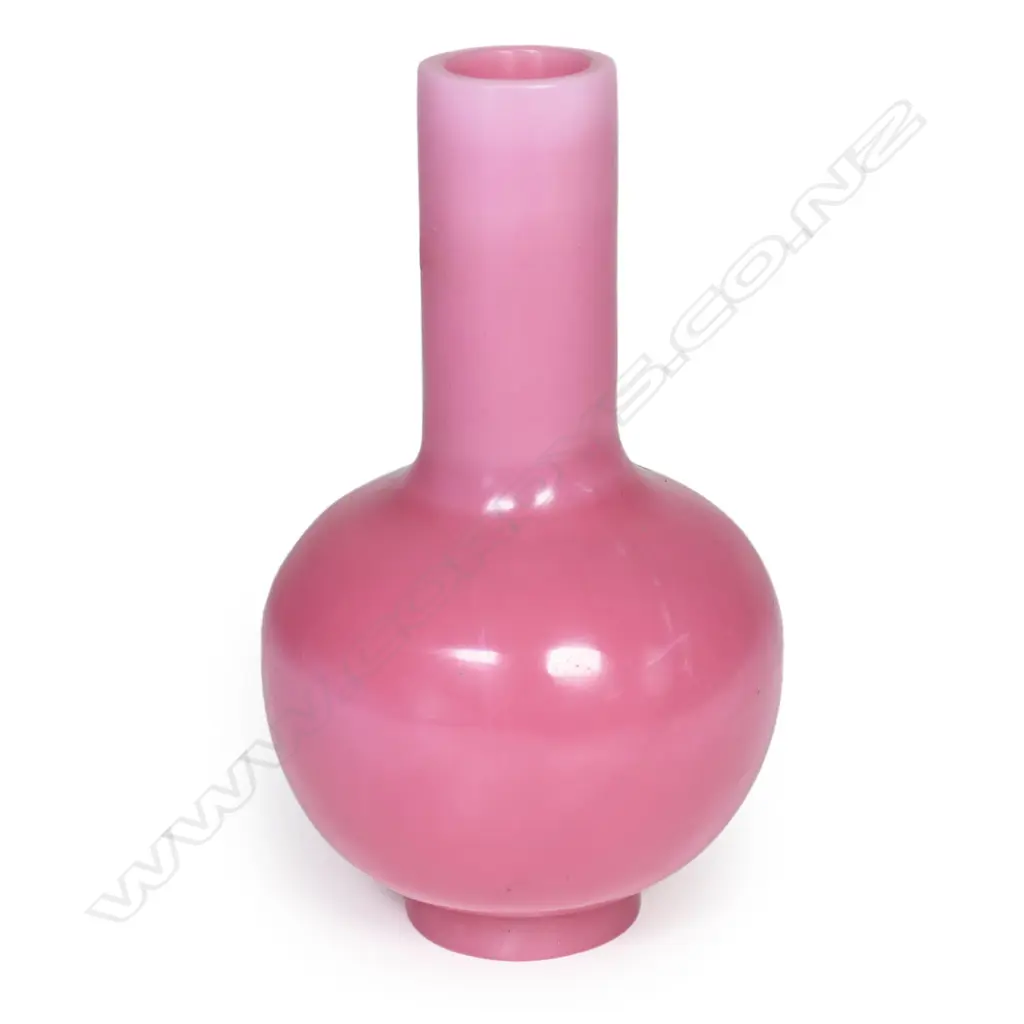 A Chinese Peking glass bottle vase, Image 1++