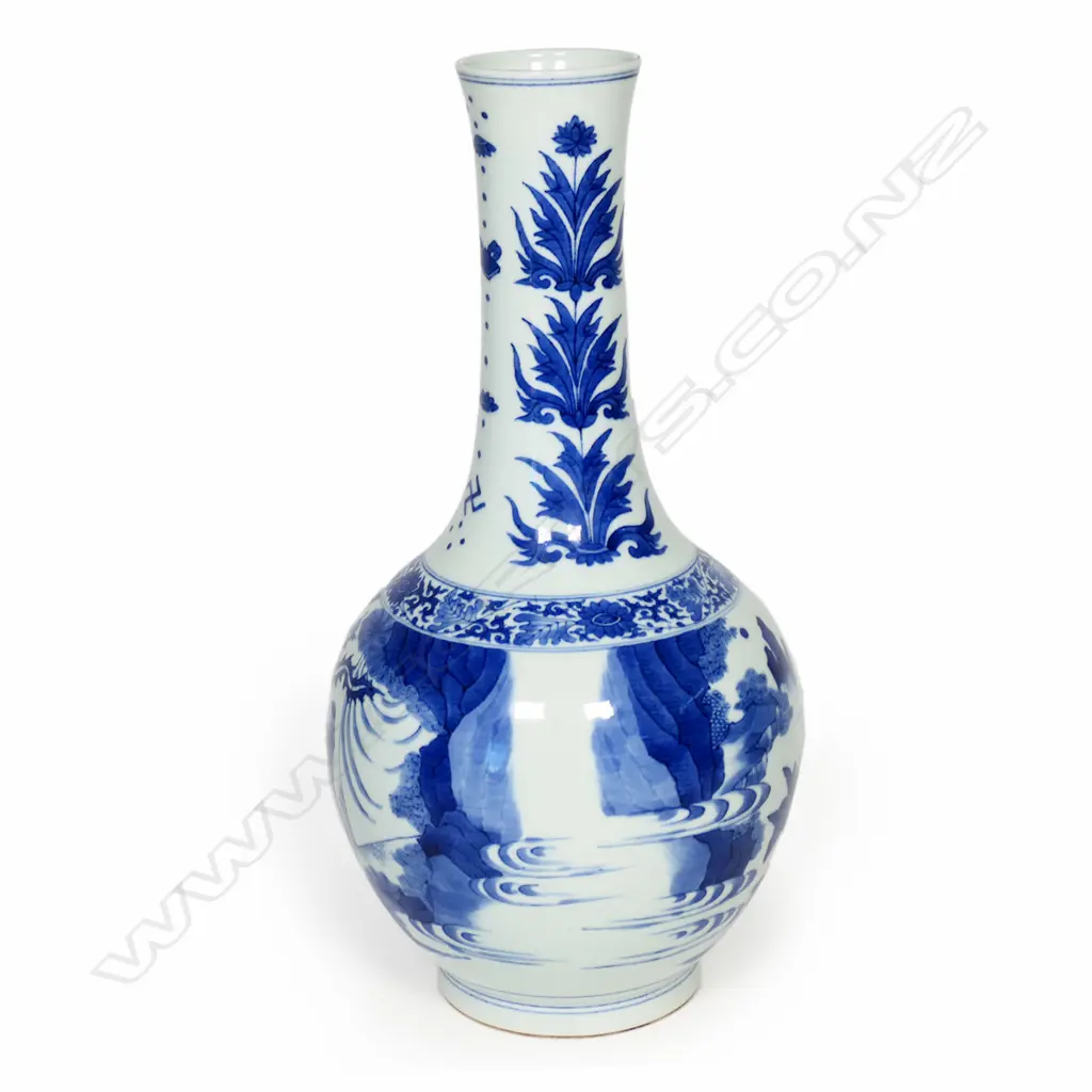 A quality Chinese blue and white bottle vase, Image 1++