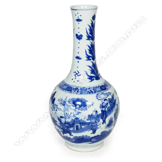 A quality Chinese blue and white bottle vase,