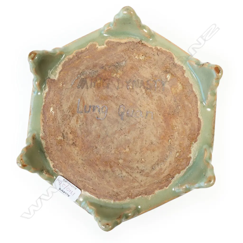 A Chinese hexagonal celadon glaze footed bowl, Image 1++