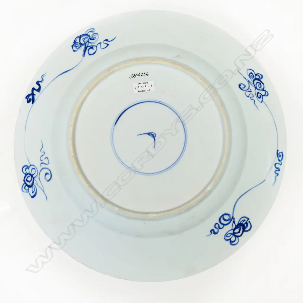 An old good large Chinese porcelain blue and white dish, Image 1++
