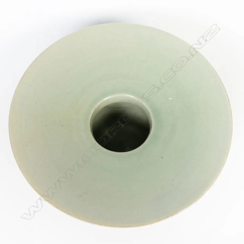 Chinese Yaozhou celadon glazed (Zhadou) spitton, Image 1++