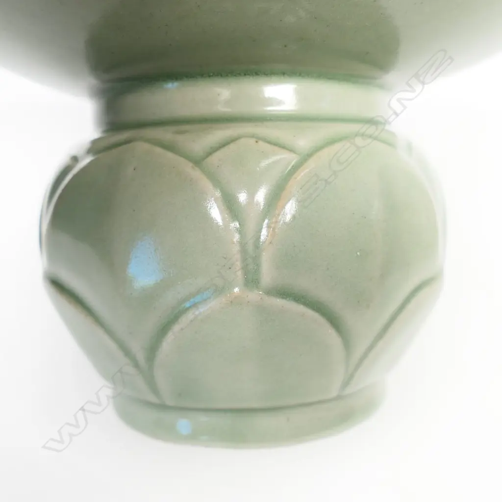 Chinese Yaozhou celadon glazed (Zhadou) spitton, Image 1++