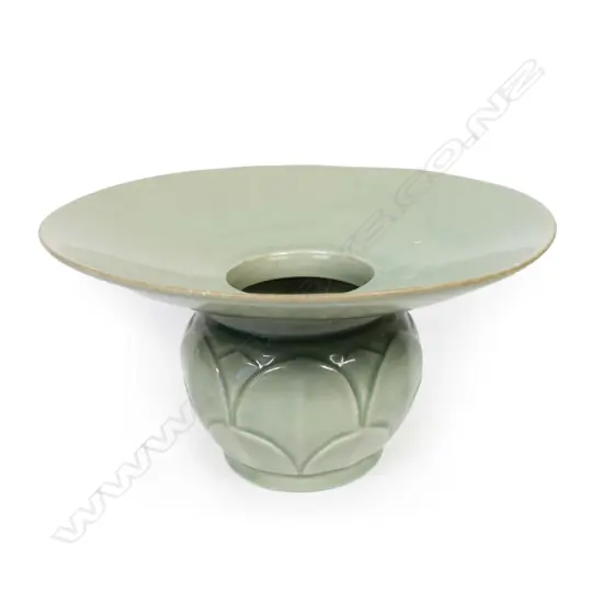 Chinese Yaozhou celadon glazed (Zhadou) spitton,
