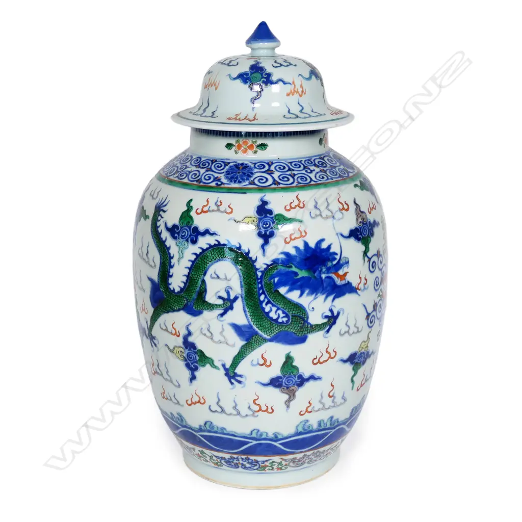 An old Chinese Wucai decorated lidded jar, Image 1++