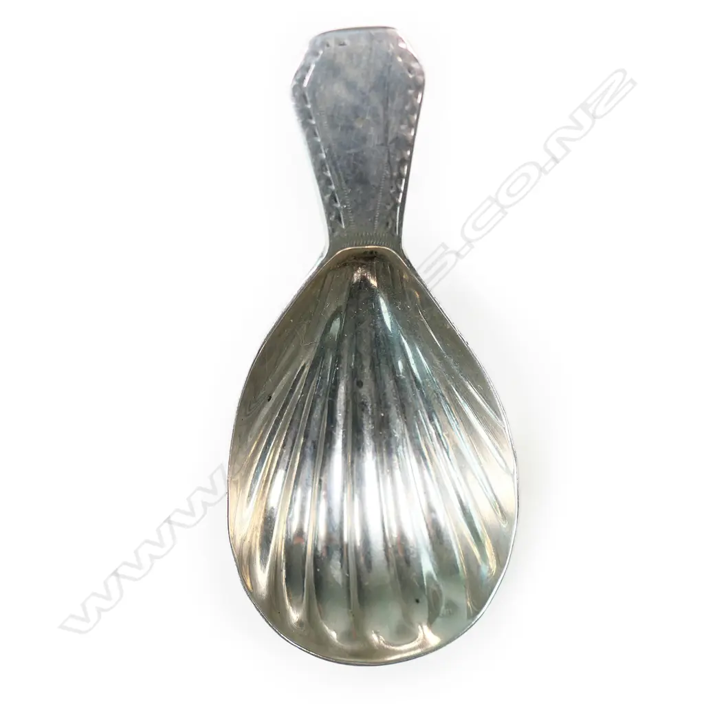 A George II silver caddy spoon, Image 1++