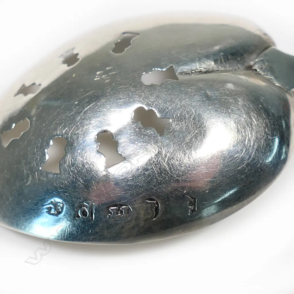 A George III silver tea strainer caddy spoon, Image 1++