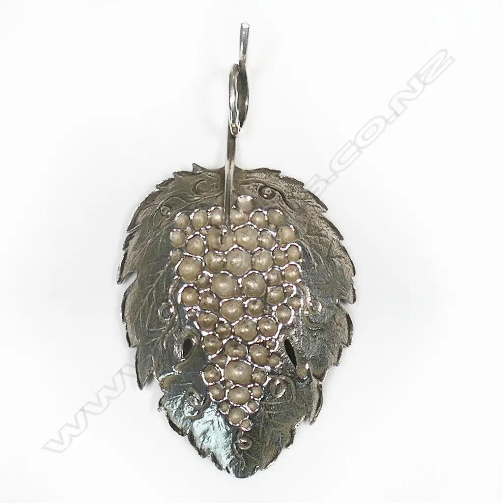A George III silver novelty silver caddy spoon, Image 1++