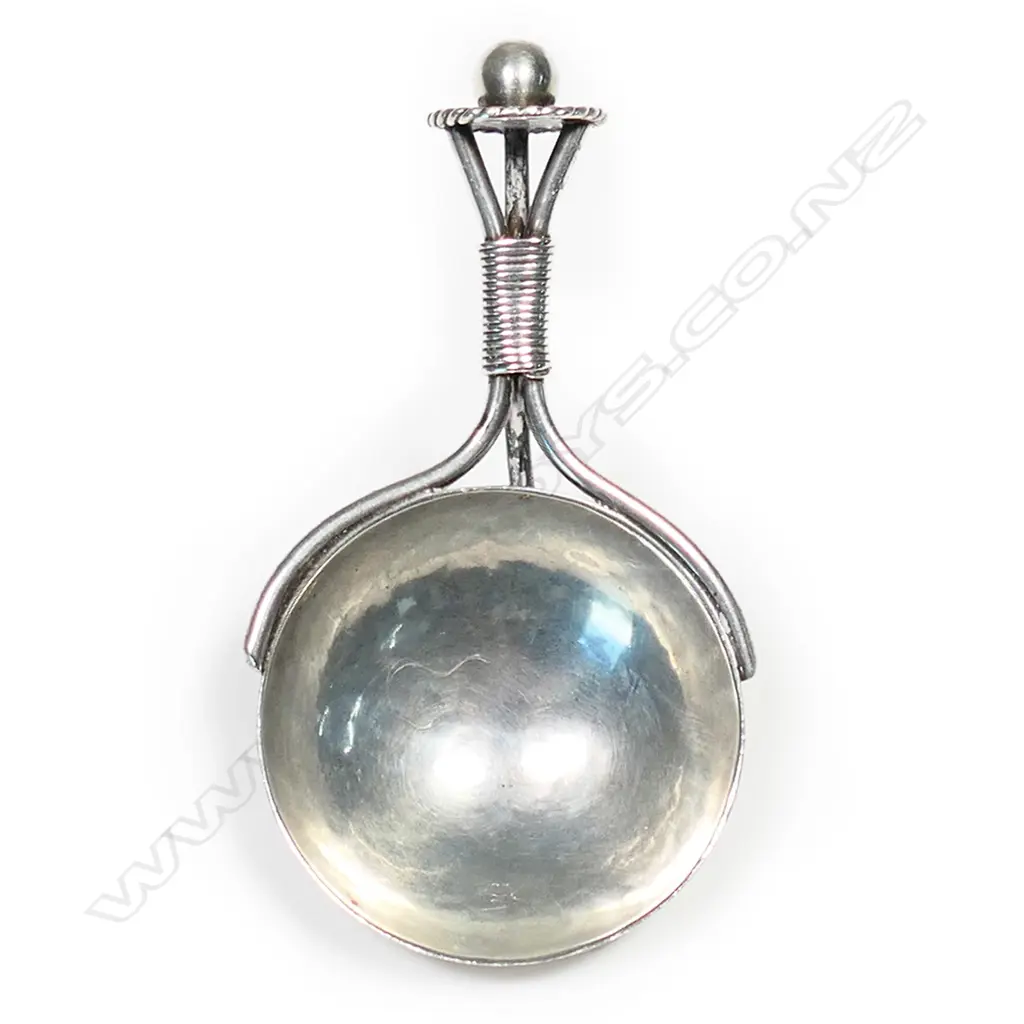 A silver Arts and Crafts caddy spoon, Image 1++