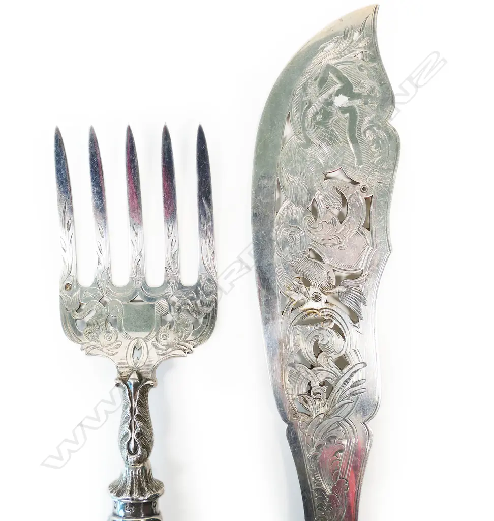 A pair of Victorian fancy silver fish servers, Image 1++