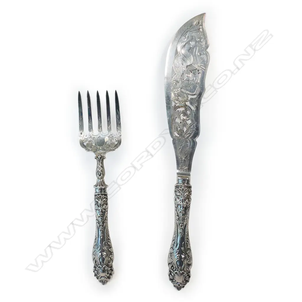 A pair of Victorian fancy silver fish servers, Image 1++