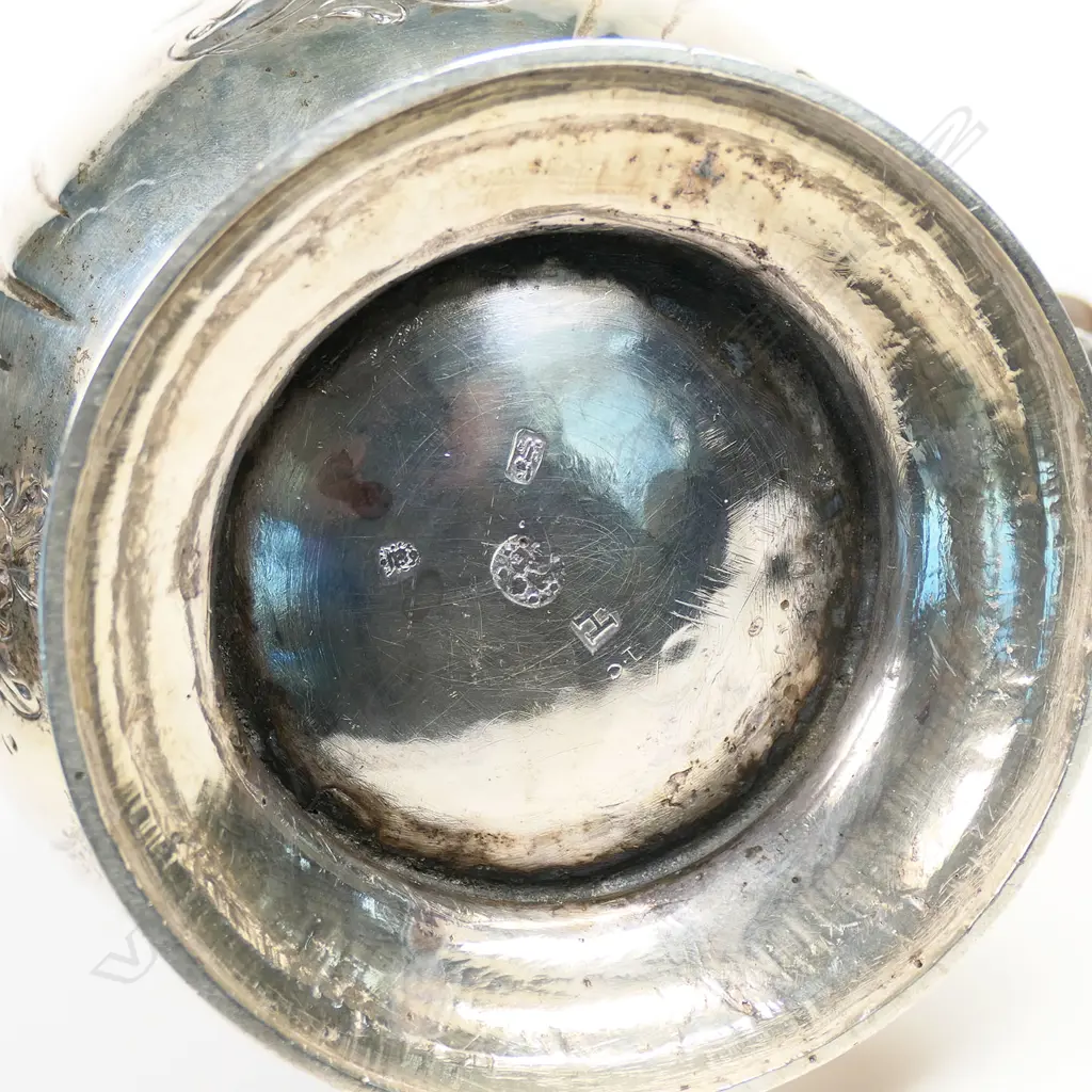 A George I silver baluster coffee pot, Image 1++