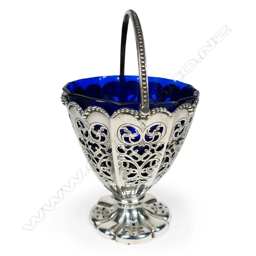 A Victorian silver sugar basket, Image 1++