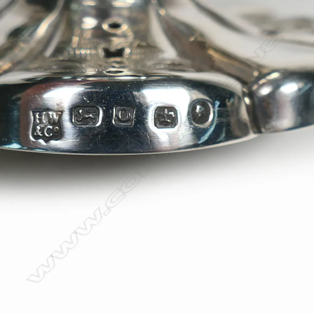 A Victorian silver sugar basket, Image 1++