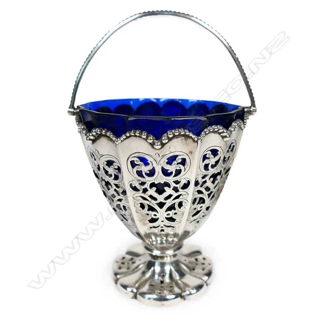 A Victorian silver sugar basket, Image 1++