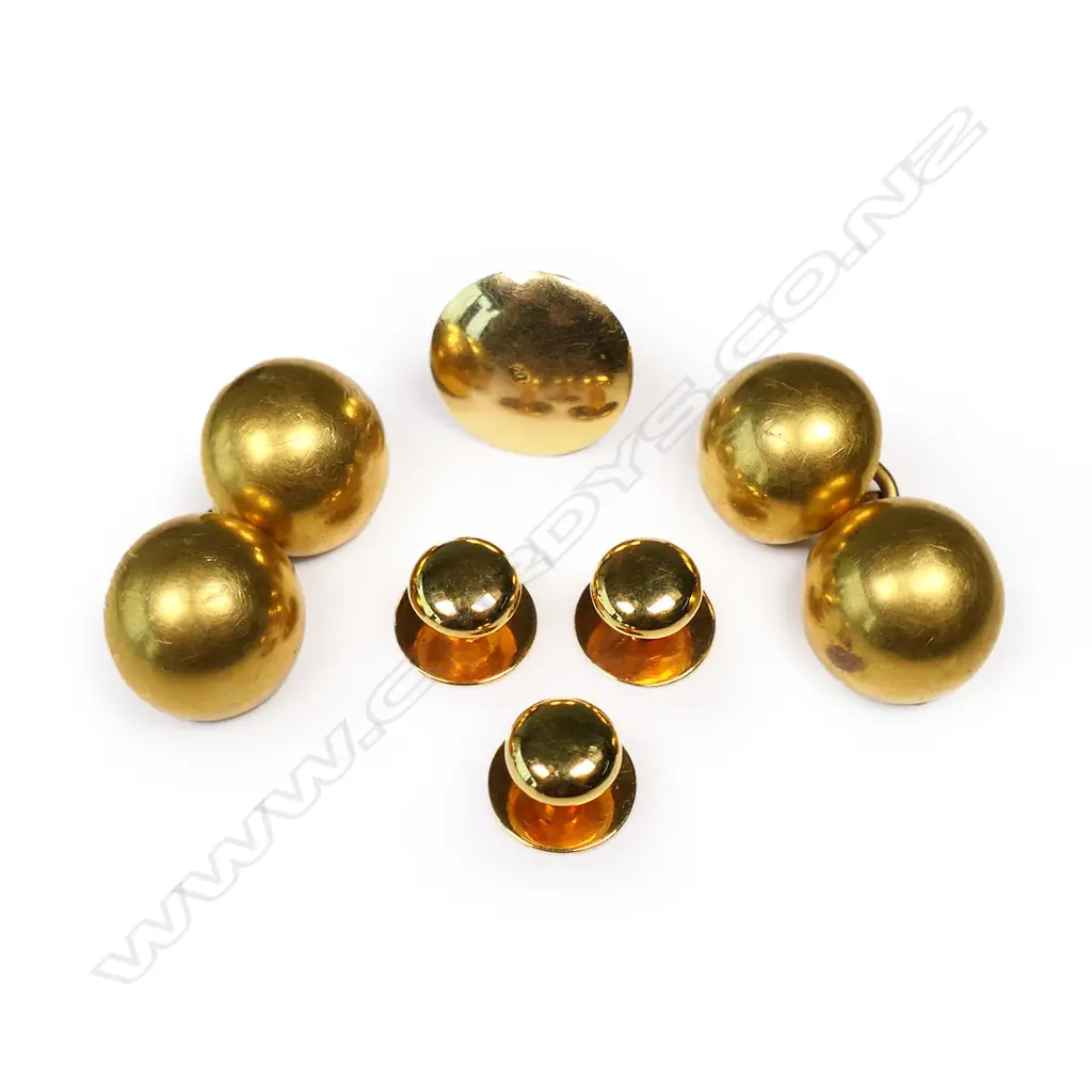 A c.1900 18ct yellow gold cufflink and shirt stud set, Image 1++