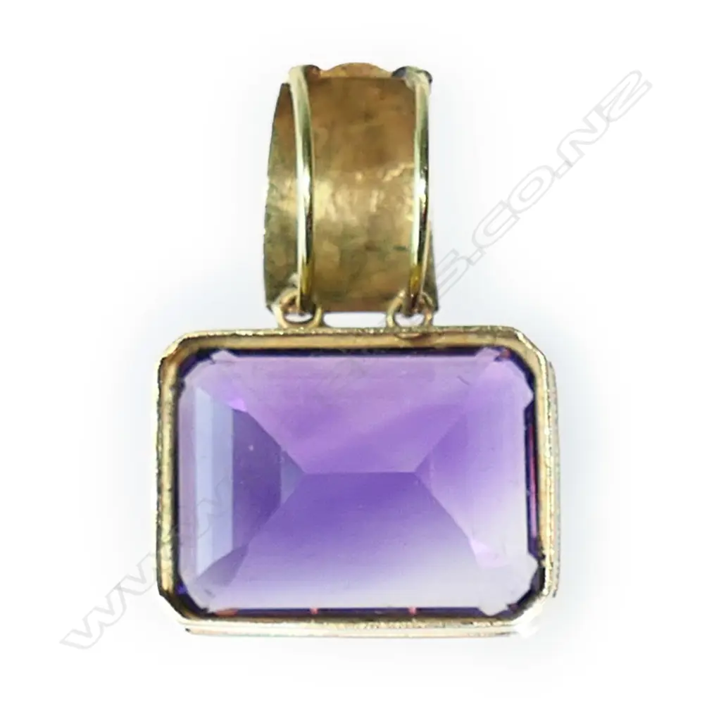 An 18ct yellow gold and large amethyst pendant, Image 1++