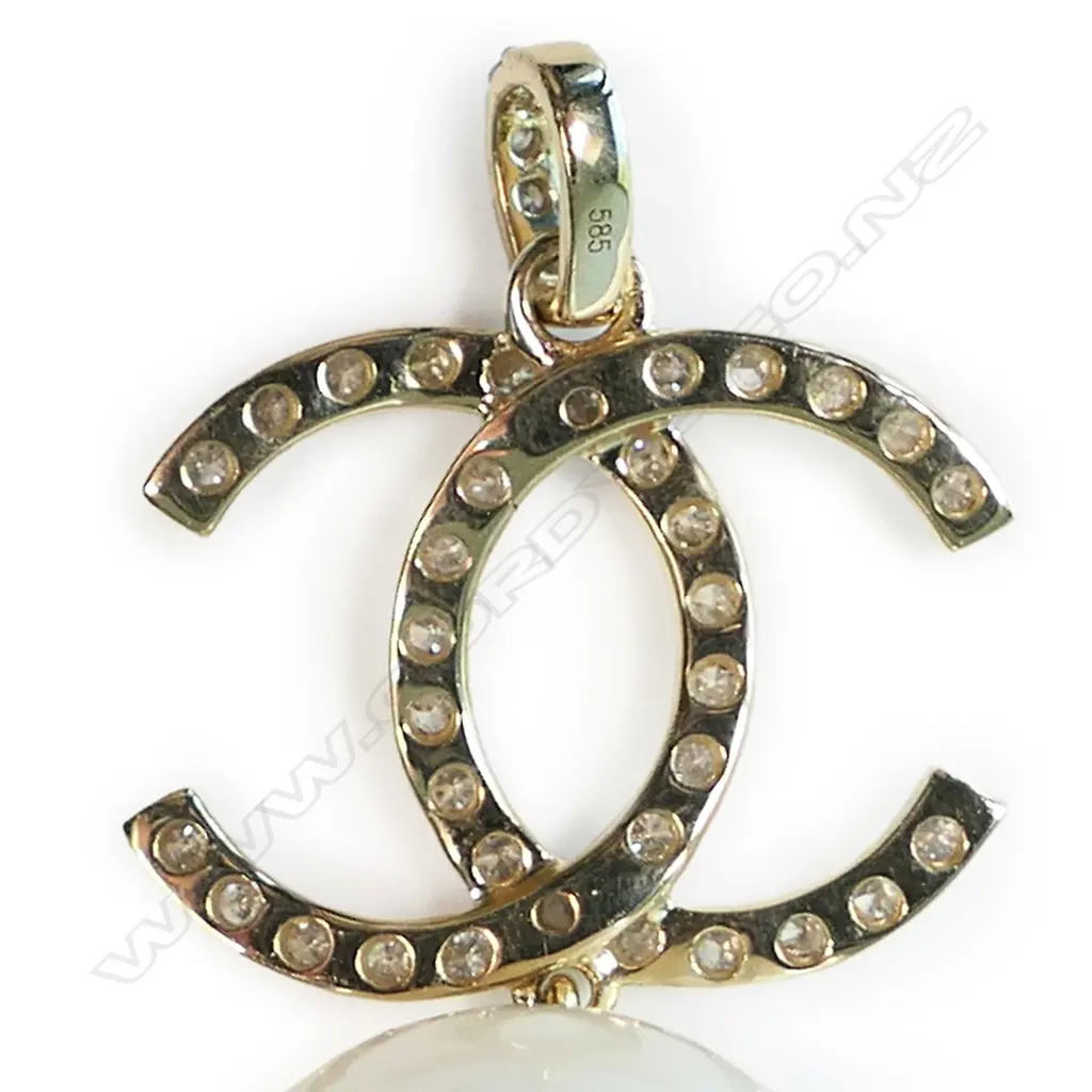 A 14ct gold, pearl and diamond Chanel inspired pendant, Image 1++