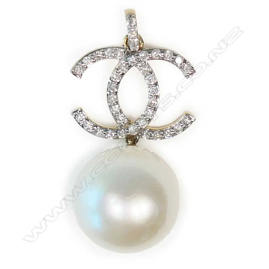 A 14ct gold, pearl and diamond Chanel inspired pendant, Image 1++