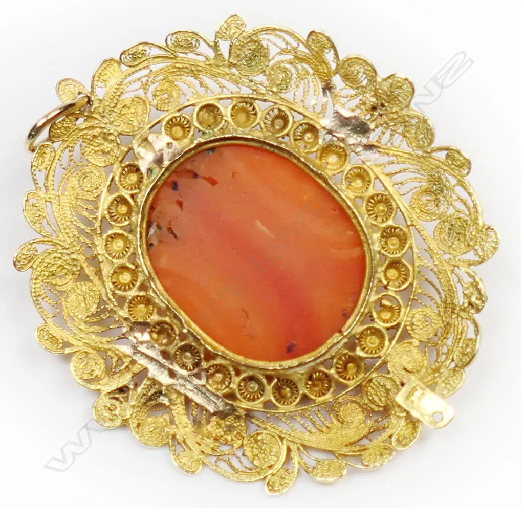 A 19thC Italian 18ct. gold and coral pendant, Image 1++